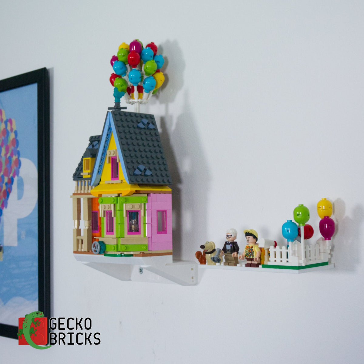 LEGO® Disney Up Huis 43217 aan de muur met premium wandbeugel - vooraanzicht