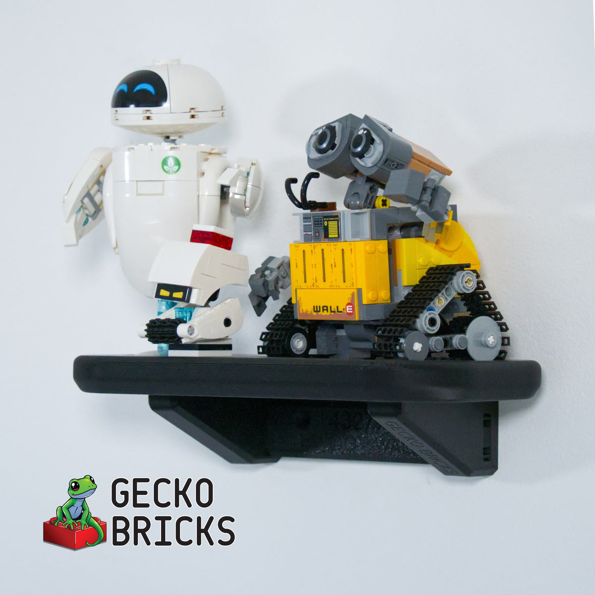 LEGO® Disney WALL·E & EVE 43279 aan de muur met premium wandbeugel - vooraanzicht