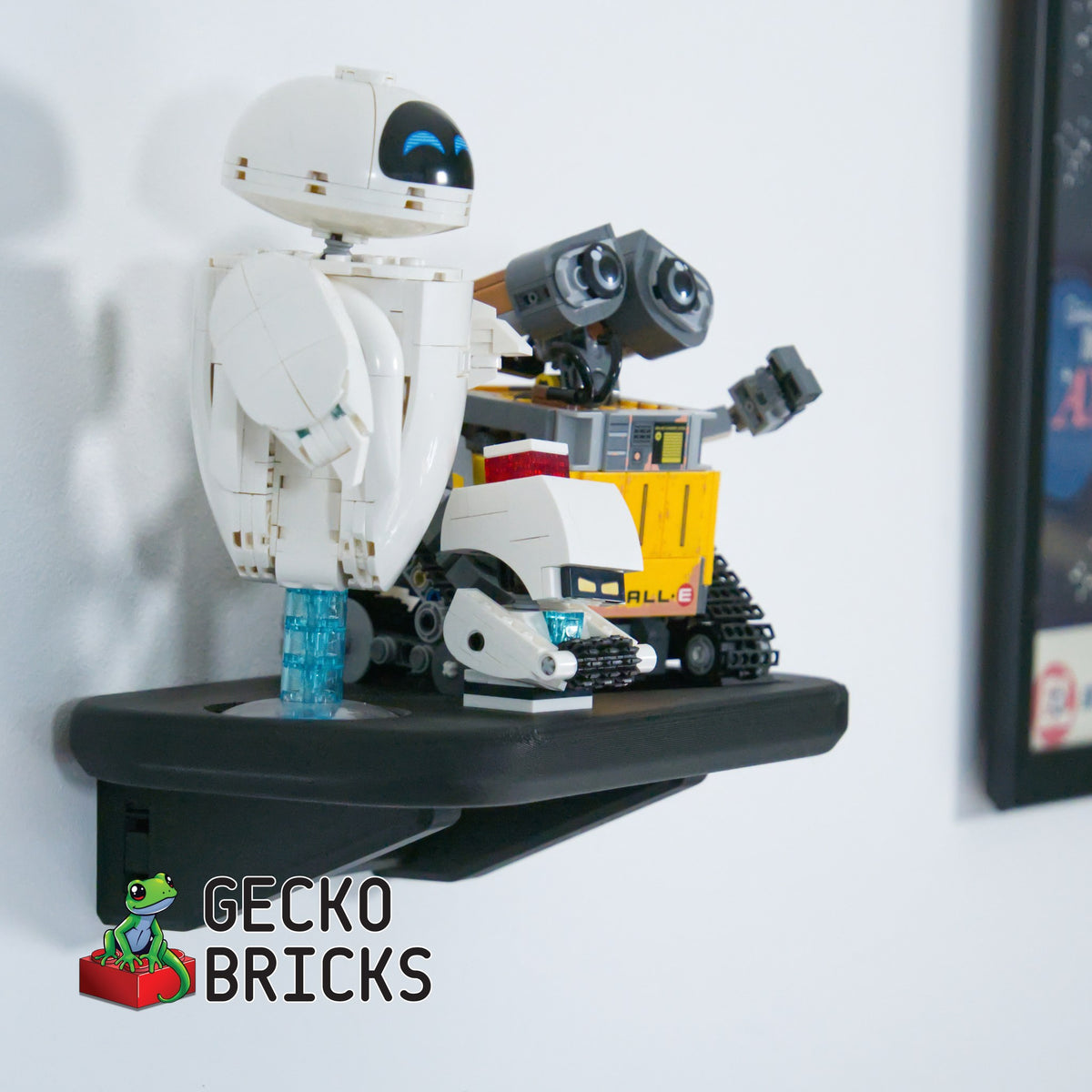 LEGO® Disney WALL·E & EVE 43279 zwevend aan de muur met premium wandbeugel - aanzicht 3