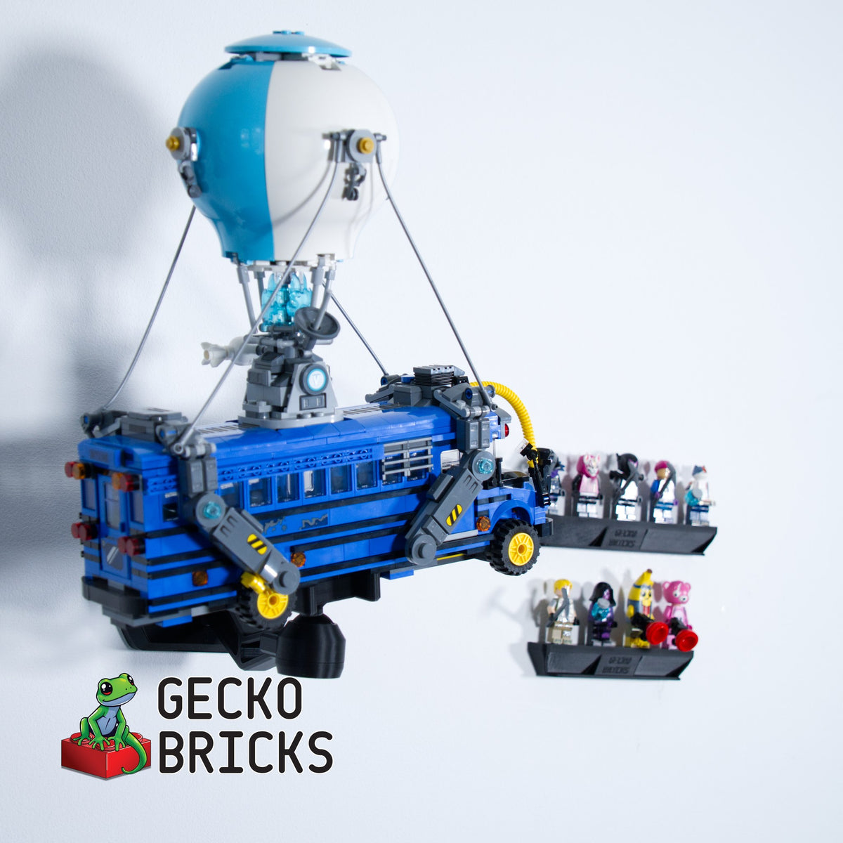 LEGO® Fortnite Battle Bus 77073 aan de muur met premium wandbeugel - vooraanzicht