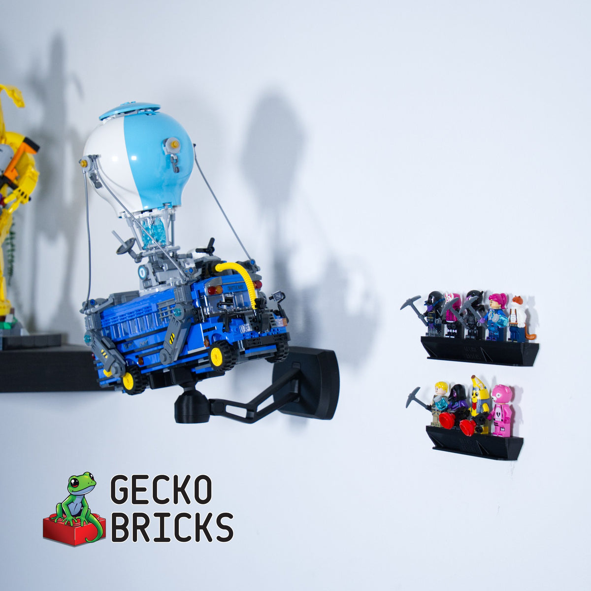 LEGO® Fortnite Battle Bus 77073 zwevend aan de muur met premium wandbeugel - aanzicht 3