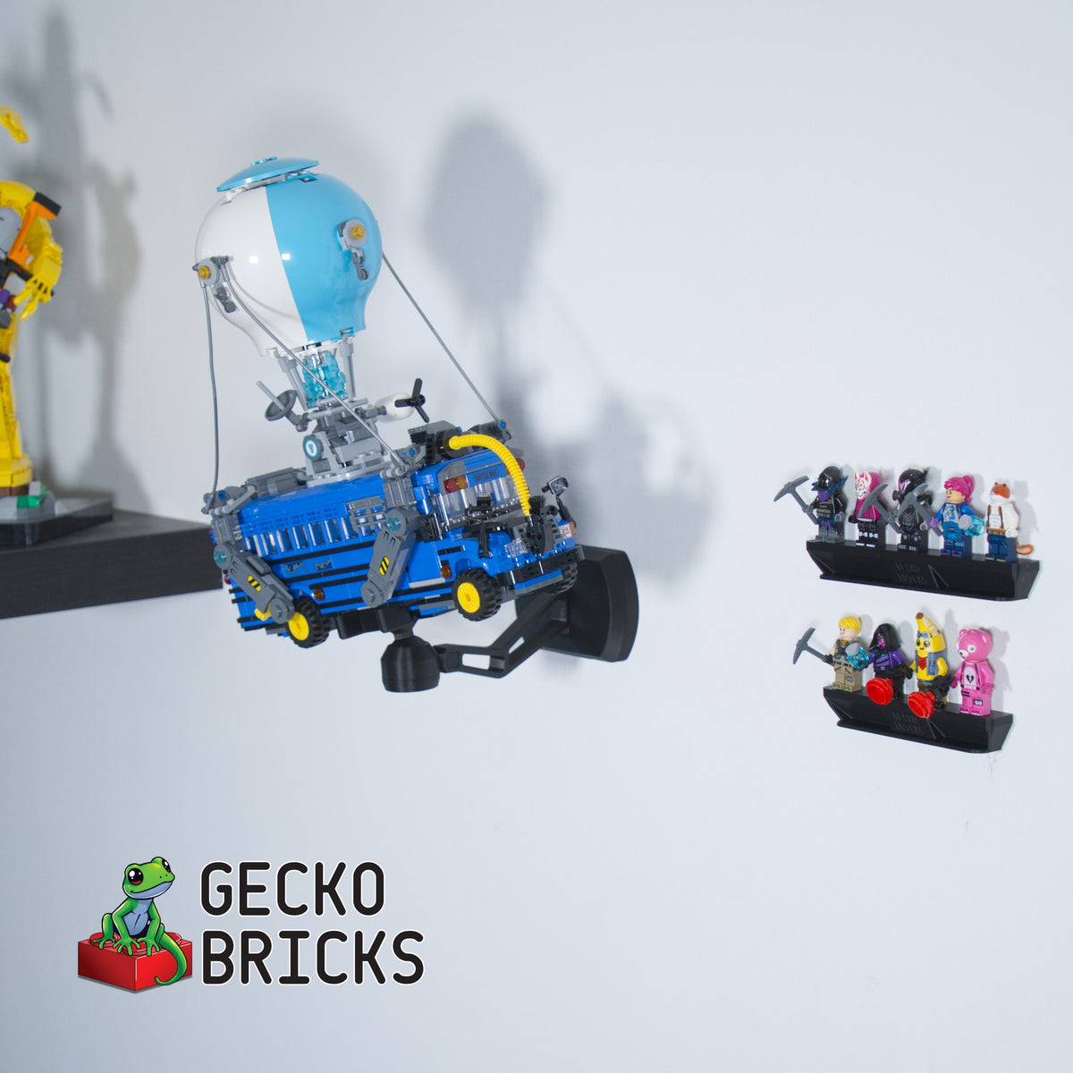 LEGO® Fortnite Battle Bus 77073 zwevend aan de muur met premium wandbeugel - aanzicht 5