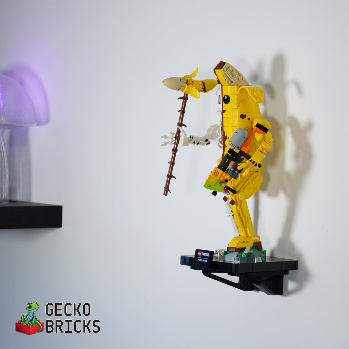 LEGO® Fortnite Peely Bone 77072 aan de muur met premium wandbeugel - vooraanzicht