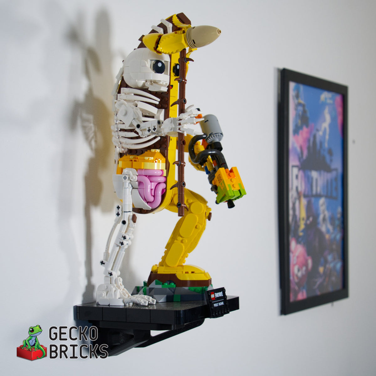 LEGO® Fortnite Peely Bone 77072 zwevend aan de muur met premium wandbeugel - aanzicht 3