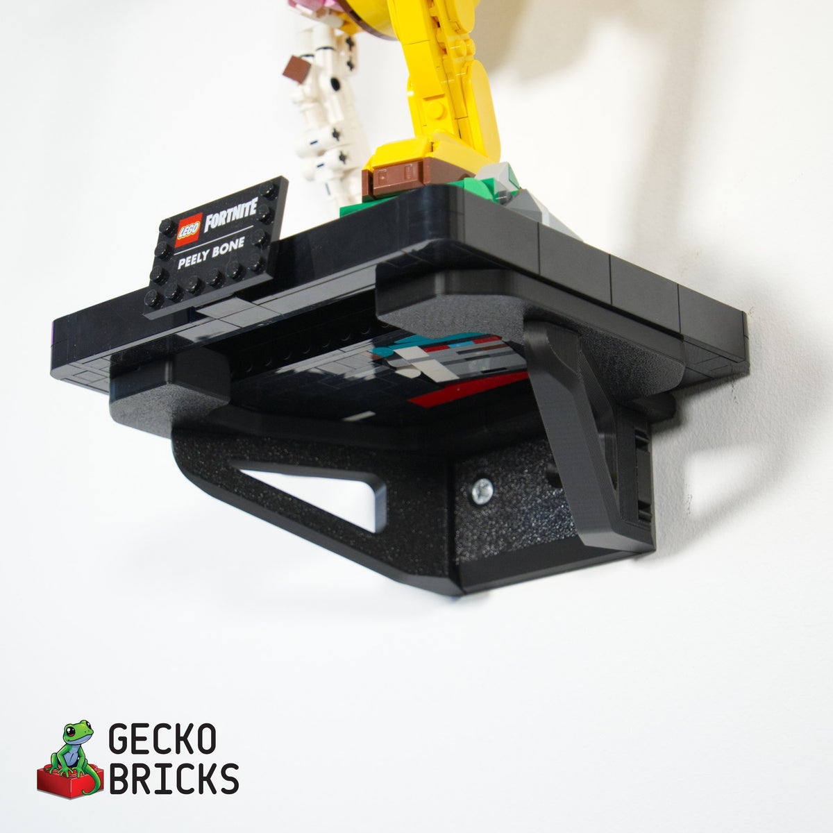 LEGO® Fortnite Peely Bone 77072 zwevend aan de muur met premium wandbeugel - aanzicht 4