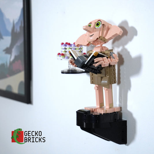 LEGO® Harry Potter Dobby de Huiself 76421 aan de muur met premium wandbeugel - vooraanzicht