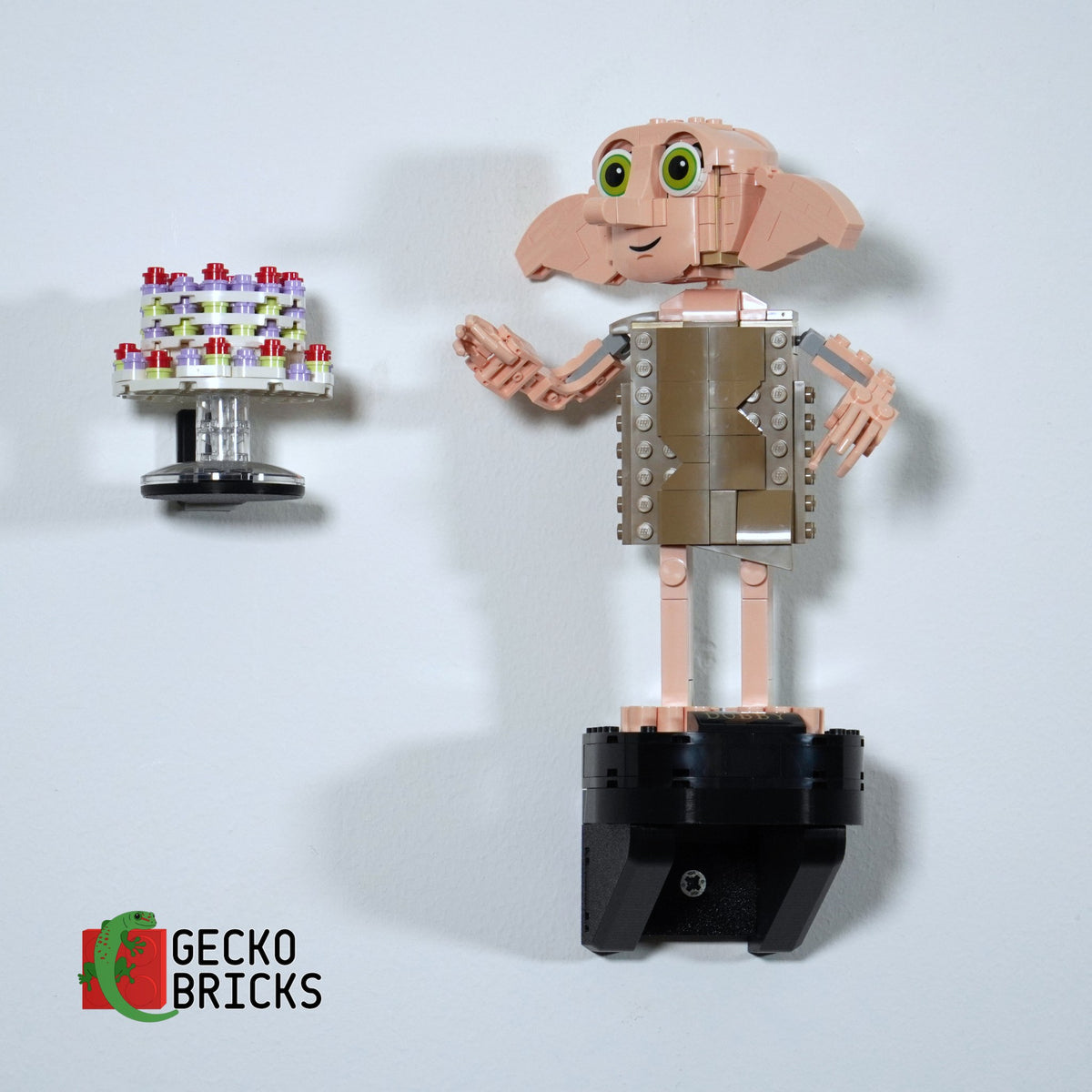 LEGO® Harry Potter Dobby de Huiself 76421 zwevend aan de muur met premium wandbeugel - aanzicht 2