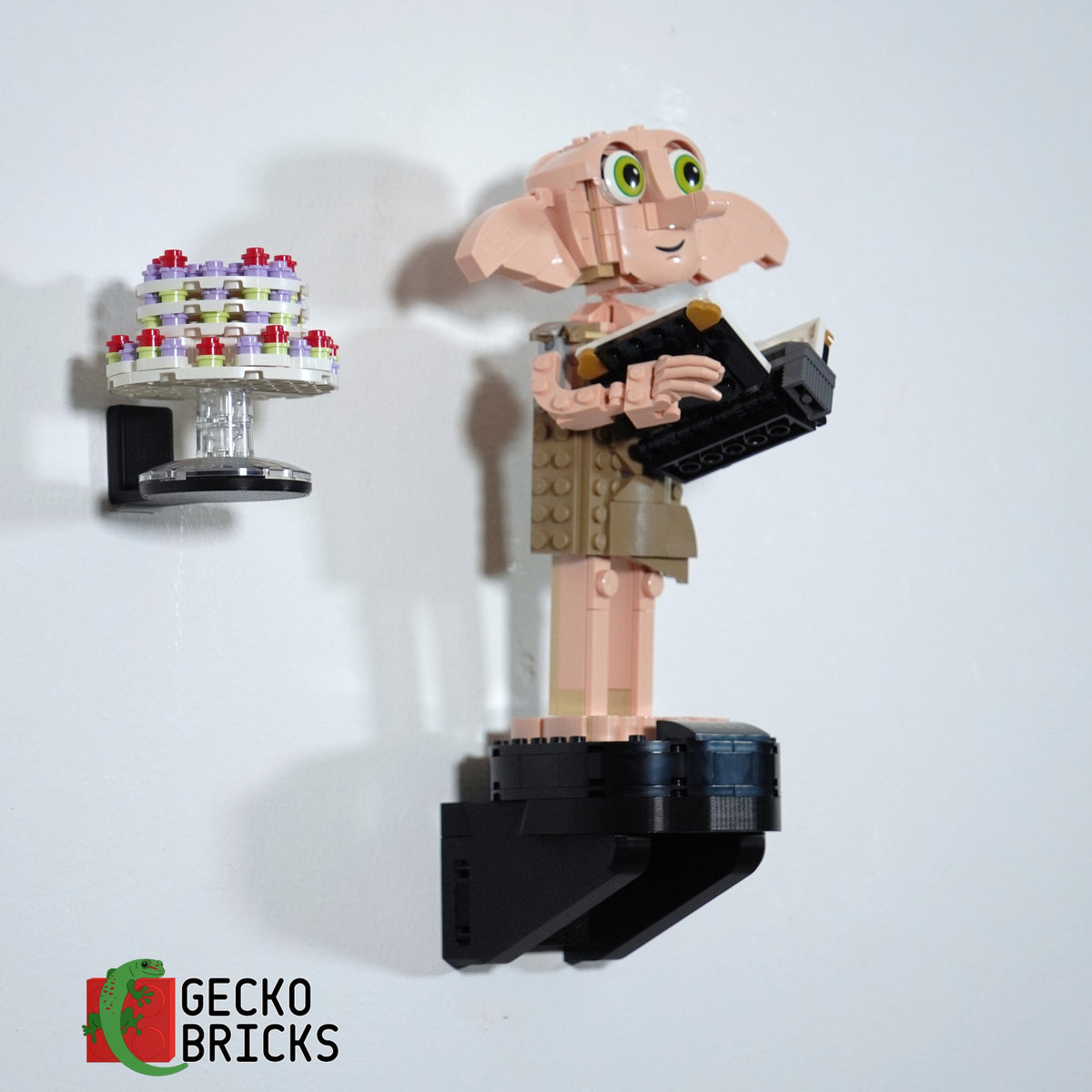 LEGO® Harry Potter Dobby de Huiself 76421 zwevend aan de muur met premium wandbeugel - aanzicht 3
