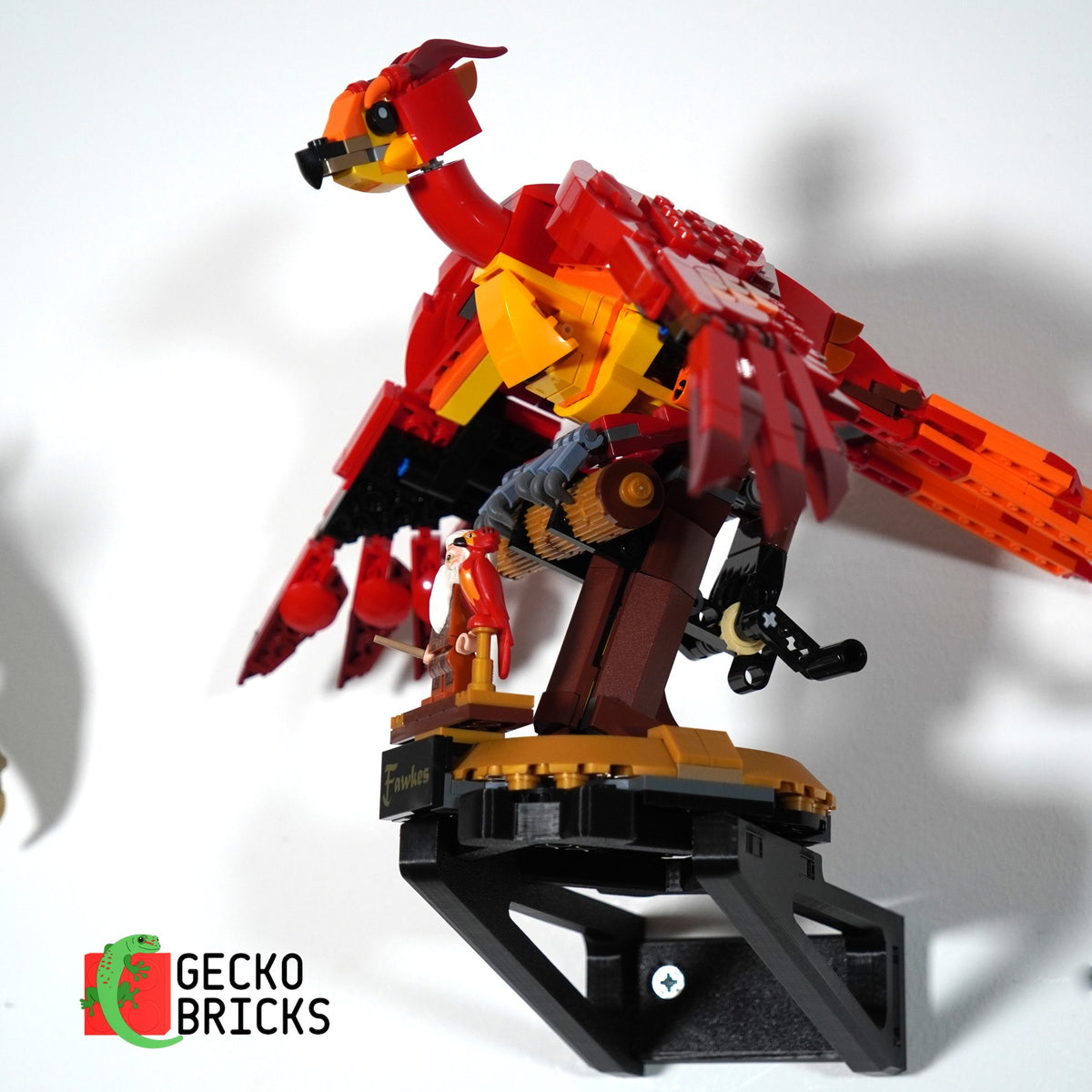 LEGO® Harry Potter Fantastic Beasts zwevend aan de muur met premium wandbeugel - aanzicht 4
