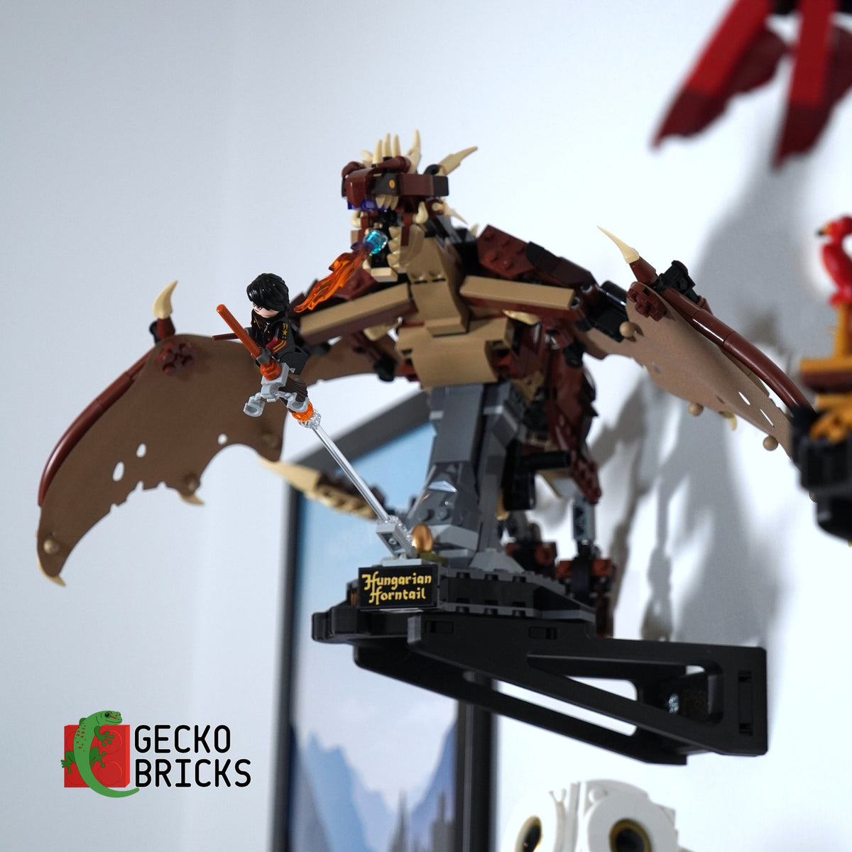 LEGO® Harry Potter Fantastic Beasts zwevend aan de muur met premium wandbeugel - aanzicht 5