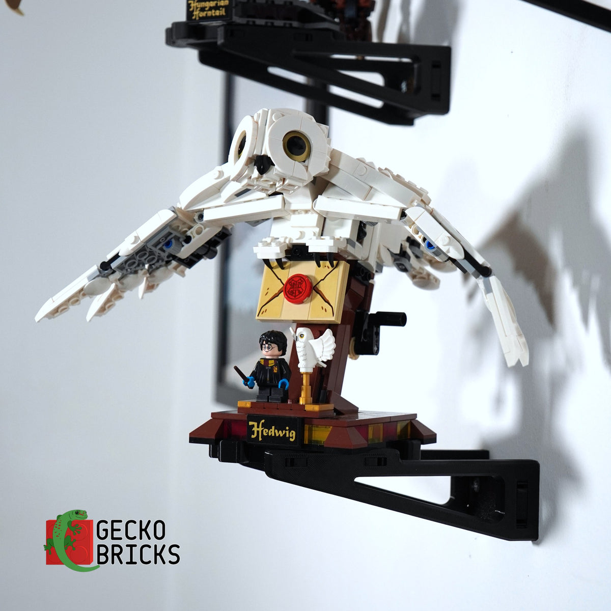 LEGO® Harry Potter Fantastic Beasts zwevend aan de muur met premium wandbeugel - aanzicht 6