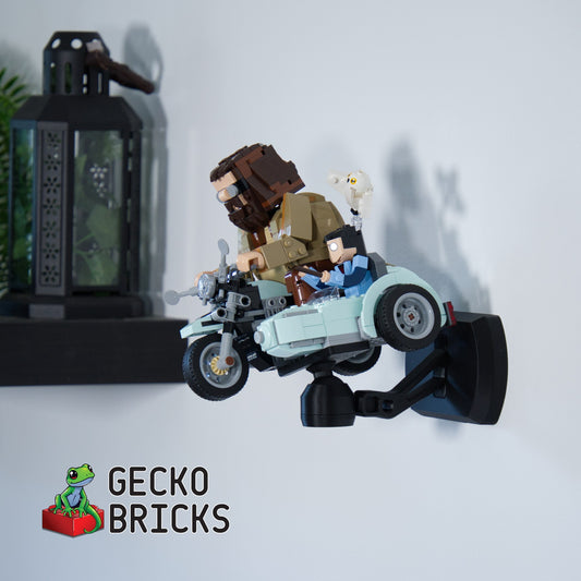 LEGO® Harry Potter Hagrid & Harry Potter 76443 aan de muur met premium wandbeugel - vooraanzicht