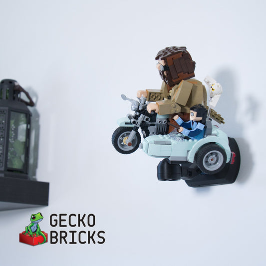 LEGO® Harry Potter Hagrid & Harry Potter 76443 zwevend aan de muur met premium wandbeugel - aanzicht 2