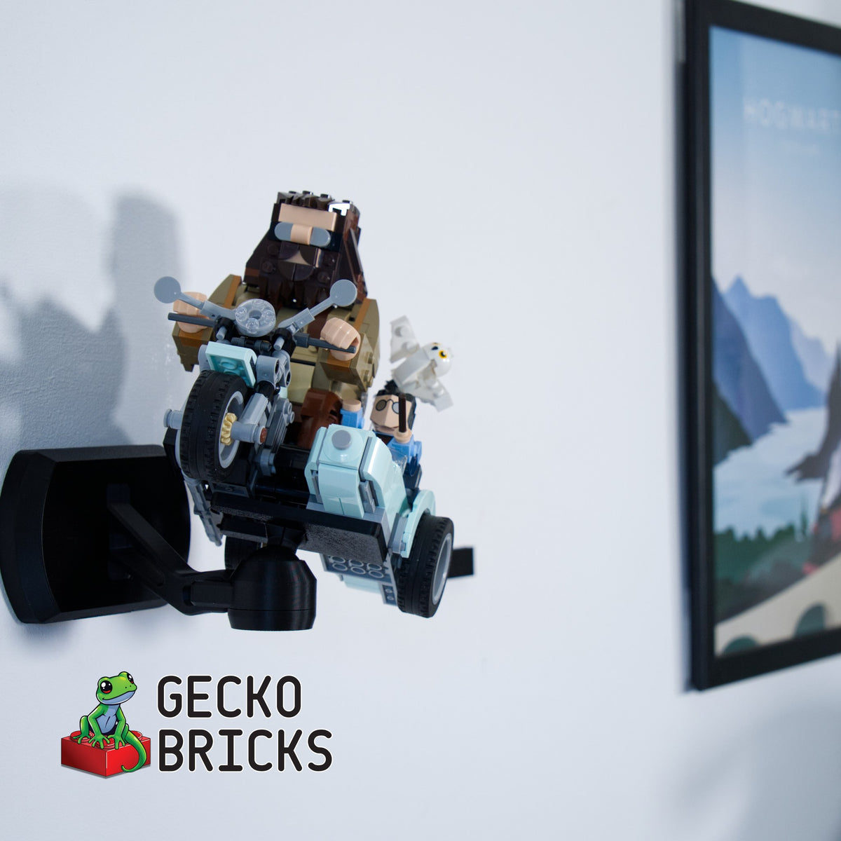 LEGO® Harry Potter Hagrid & Harry Potter 76443 zwevend aan de muur met premium wandbeugel - aanzicht 3