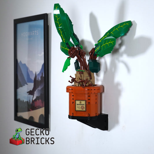 LEGO® Harry Potter Mandragora 76433 aan de muur met premium wandbeugel - vooraanzicht
