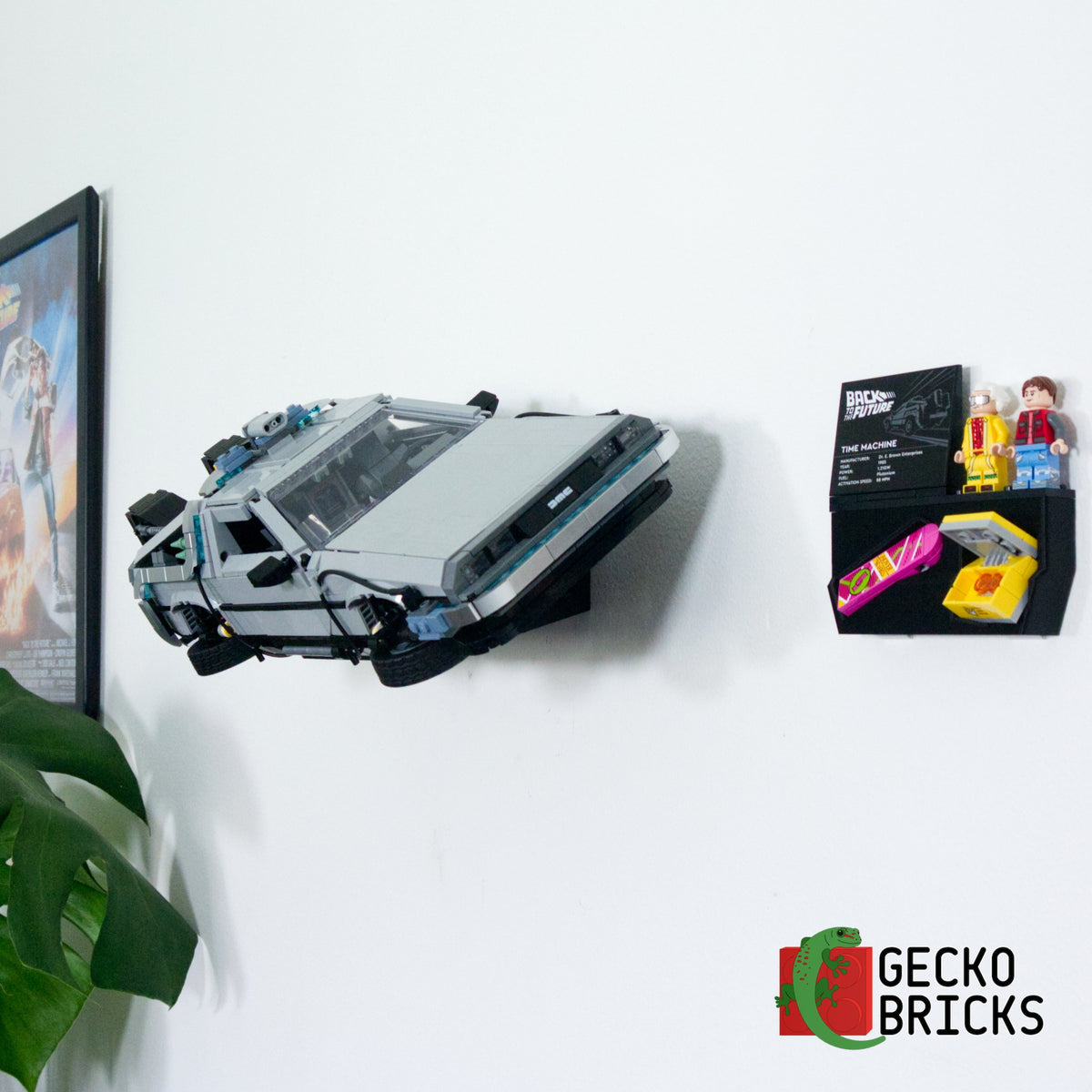 LEGO® Icons Back to the Future Time Machine 10300 aan de muur met premium wandbeugel - vooraanzicht