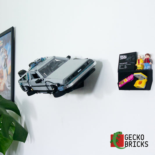LEGO® Icons Back to the Future Time Machine 10300 aan de muur met premium wandbeugel - vooraanzicht