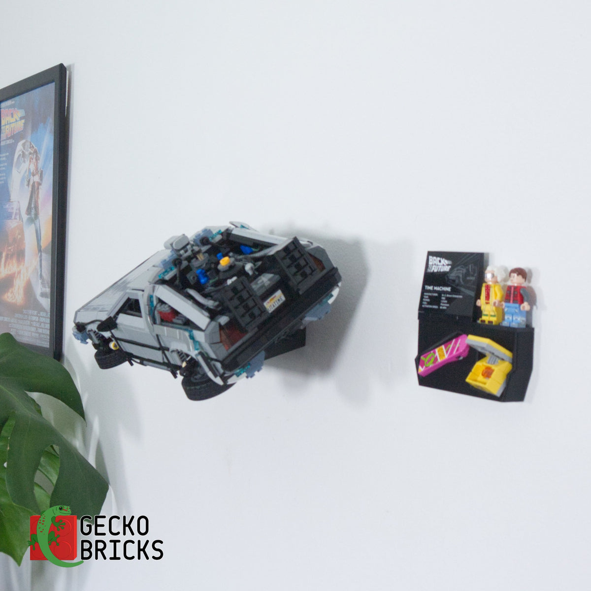 LEGO® Icons Back to the Future Time Machine 10300 zwevend aan de muur met premium wandbeugel - aanzicht 2