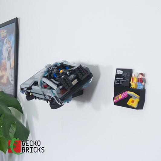 LEGO® Icons Back to the Future Time Machine 10300 zwevend aan de muur met premium wandbeugel - aanzicht 2