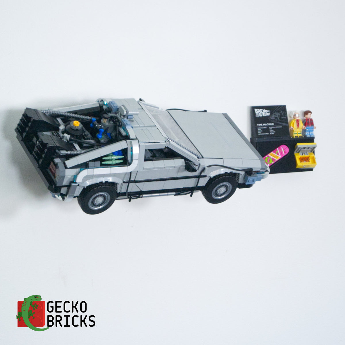 LEGO® Icons Back to the Future Time Machine 10300 zwevend aan de muur met premium wandbeugel - aanzicht 3