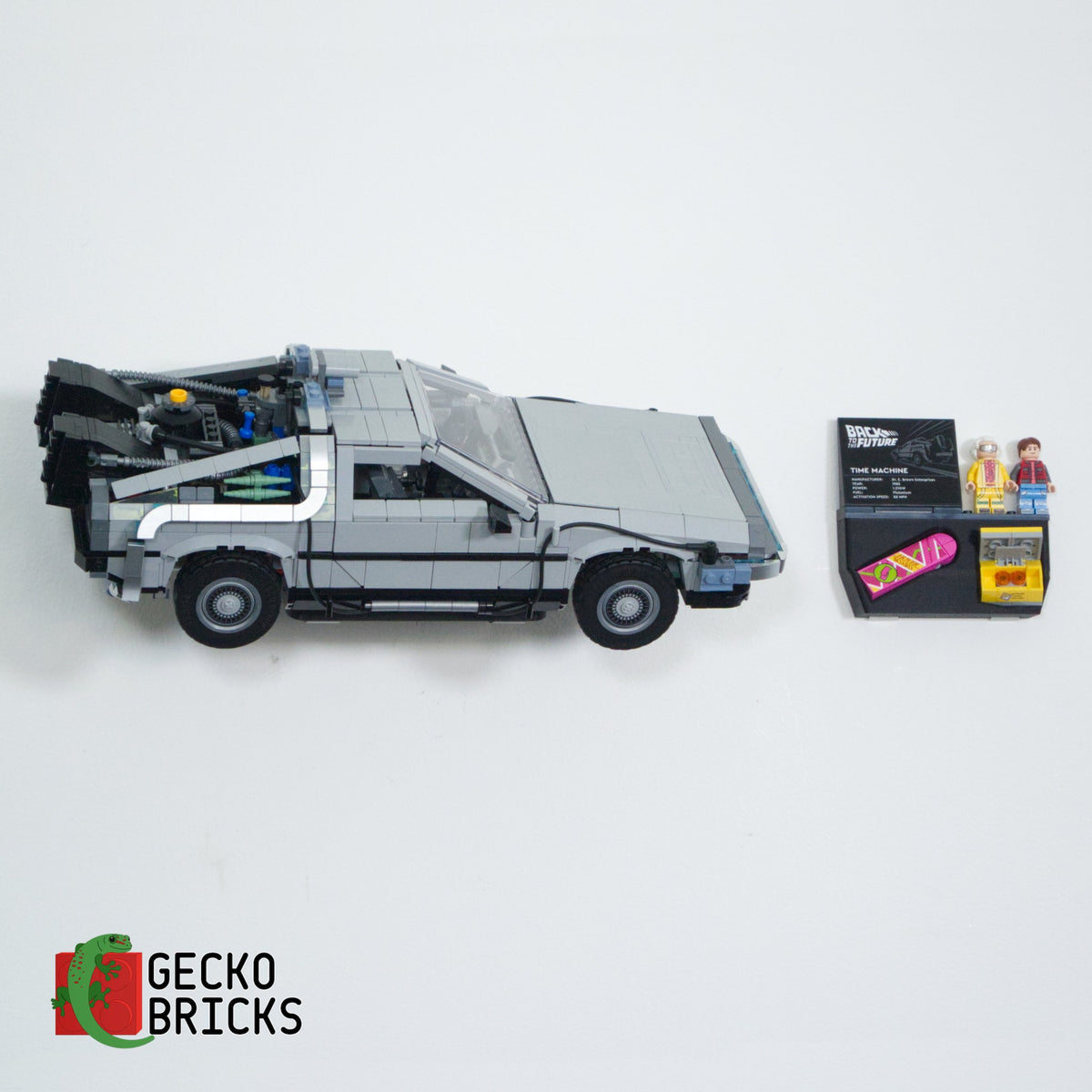 LEGO® Icons Back to the Future Time Machine 10300 zwevend aan de muur met premium wandbeugel - aanzicht 4