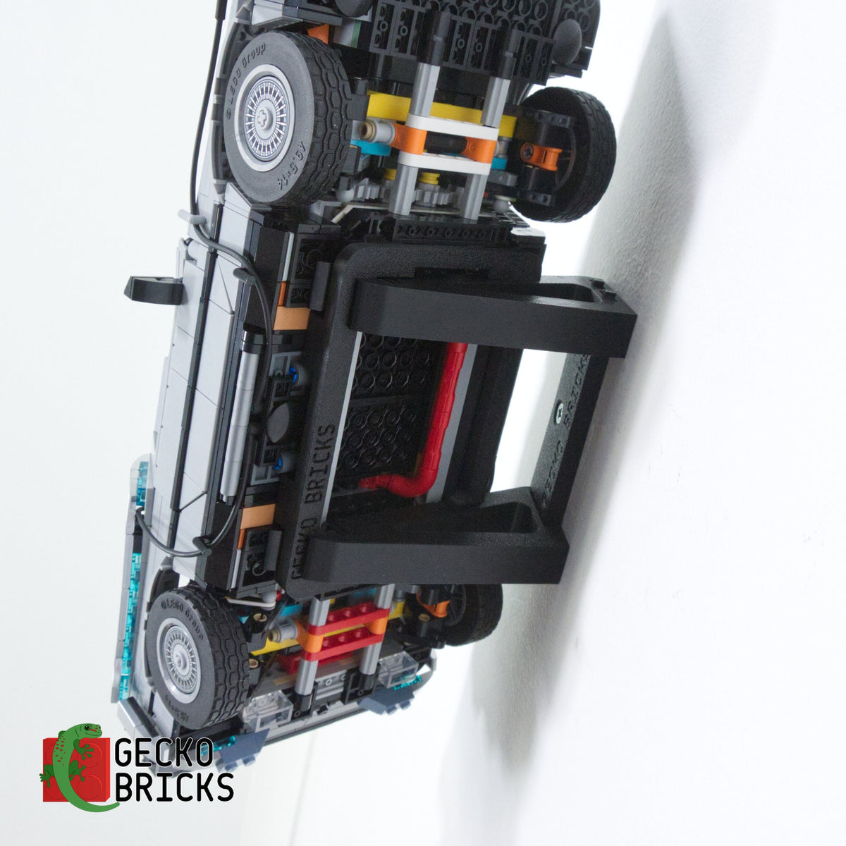 LEGO® Icons Back to the Future Time Machine 10300 zwevend aan de muur met premium wandbeugel - aanzicht 5