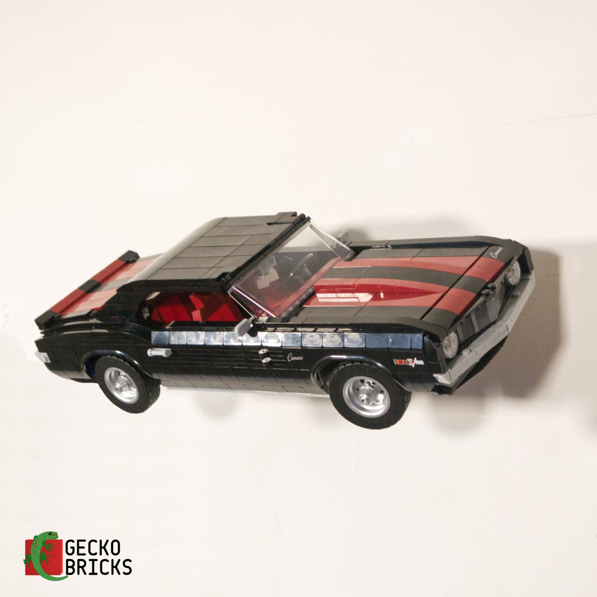 LEGO® Icons Chevrolet Camaro Z28 10304 aan de muur met premium wandbeugel - vooraanzicht