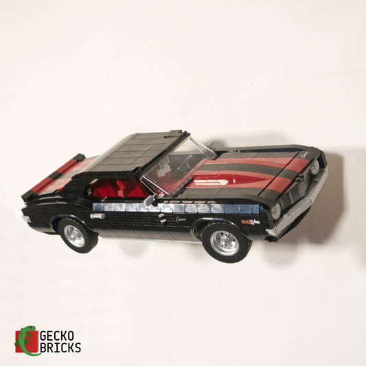 LEGO® Icons Chevrolet Camaro Z28 10304 aan de muur met premium wandbeugel - vooraanzicht