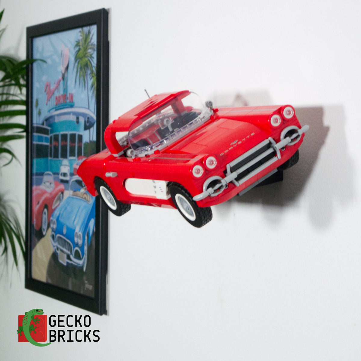 LEGO® Icons Chevrolet Corvette 1961 1961 / 10321 aan de muur met premium wandbeugel - vooraanzicht