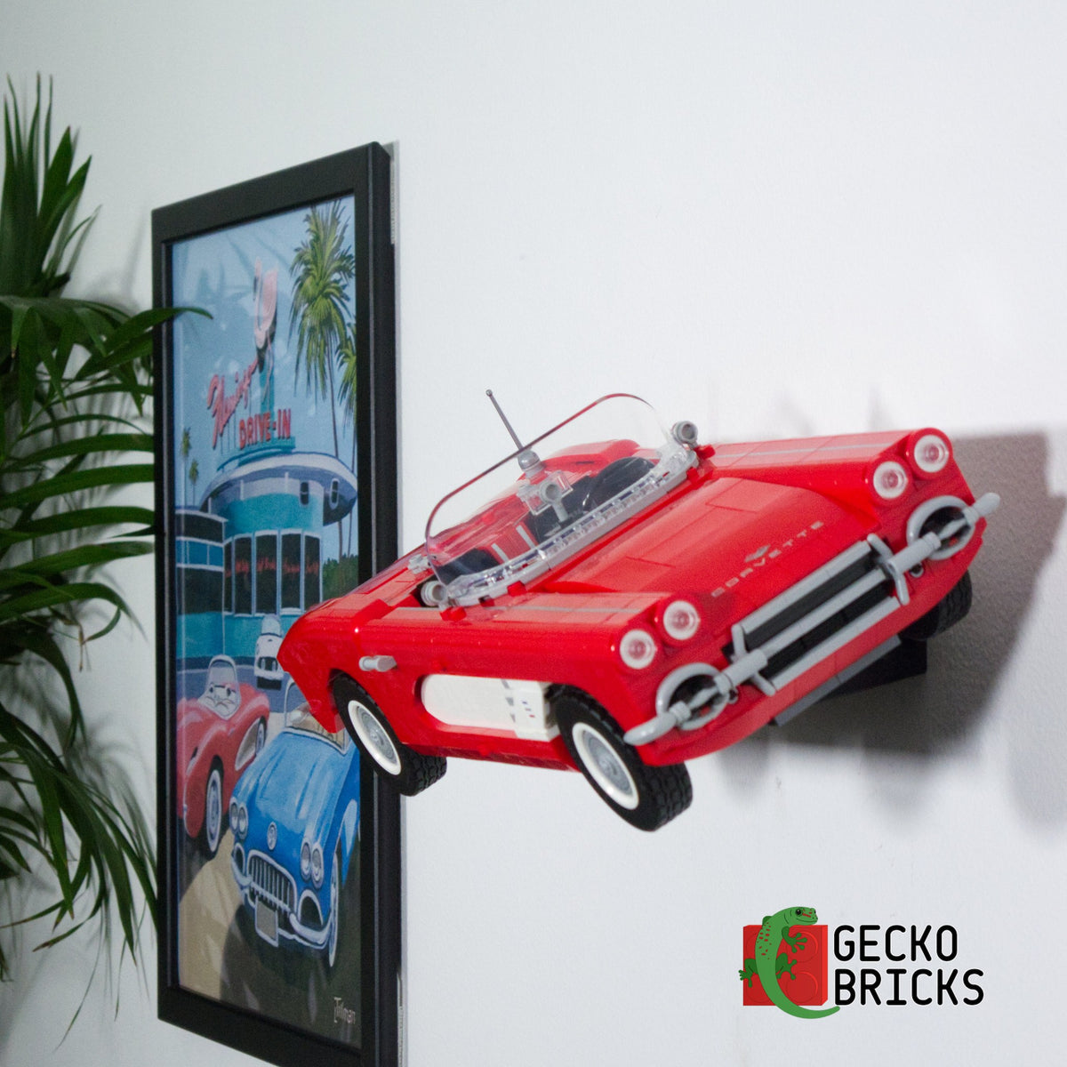 LEGO® Icons Chevrolet Corvette 1961 1961 / 10321 zwevend aan de muur met premium wandbeugel - aanzicht 2