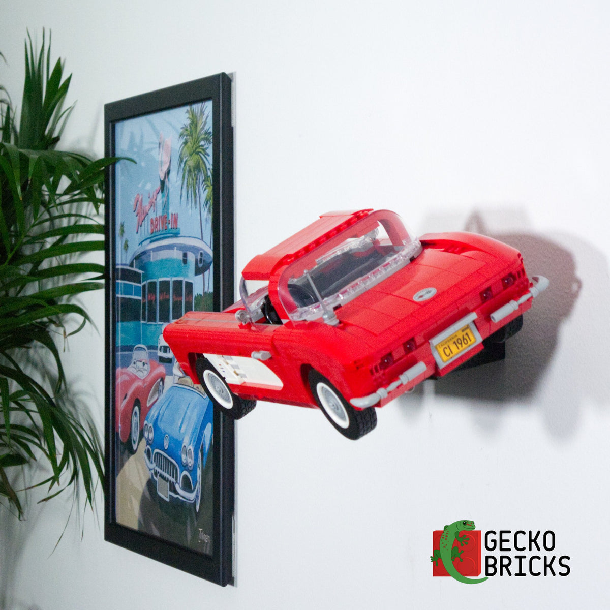 LEGO® Icons Chevrolet Corvette 1961 1961 / 10321 zwevend aan de muur met premium wandbeugel - aanzicht 3
