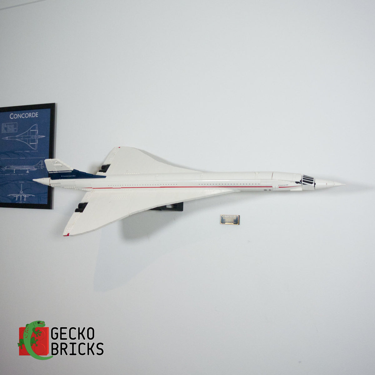 LEGO® Icons Concorde 10318 aan de muur met premium wandbeugel - vooraanzicht