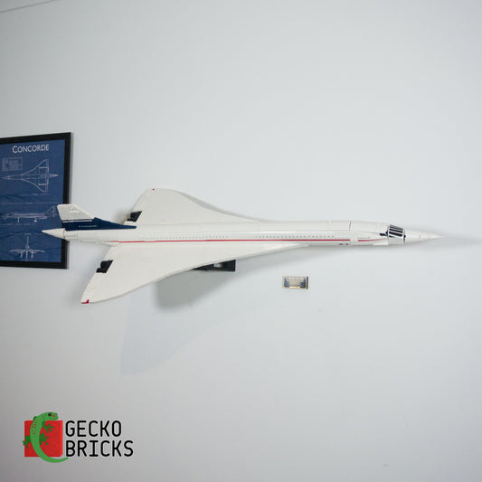 LEGO® Icons Concorde 10318 aan de muur met premium wandbeugel - vooraanzicht