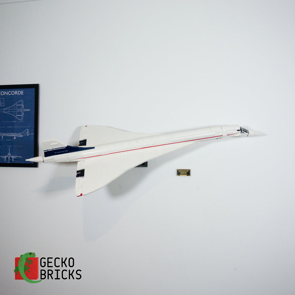 LEGO® Icons Concorde 10318 zwevend aan de muur met premium wandbeugel - aanzicht 3