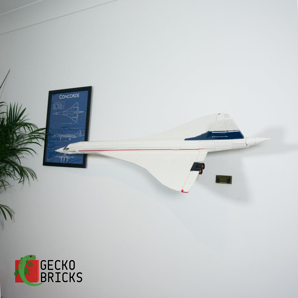 LEGO® Icons Concorde 10318 zwevend aan de muur met premium wandbeugel - aanzicht 4