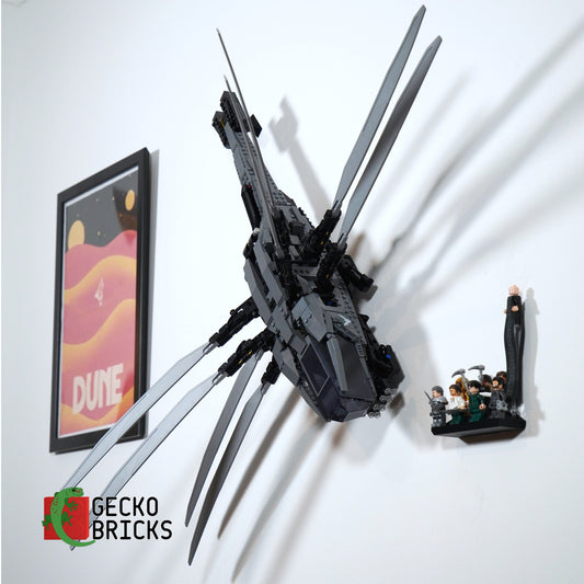 LEGO® Icons Dune Atreides Royal Ornithopter 10327 zwevend aan de muur met premium wandbeugel - aanzicht 2