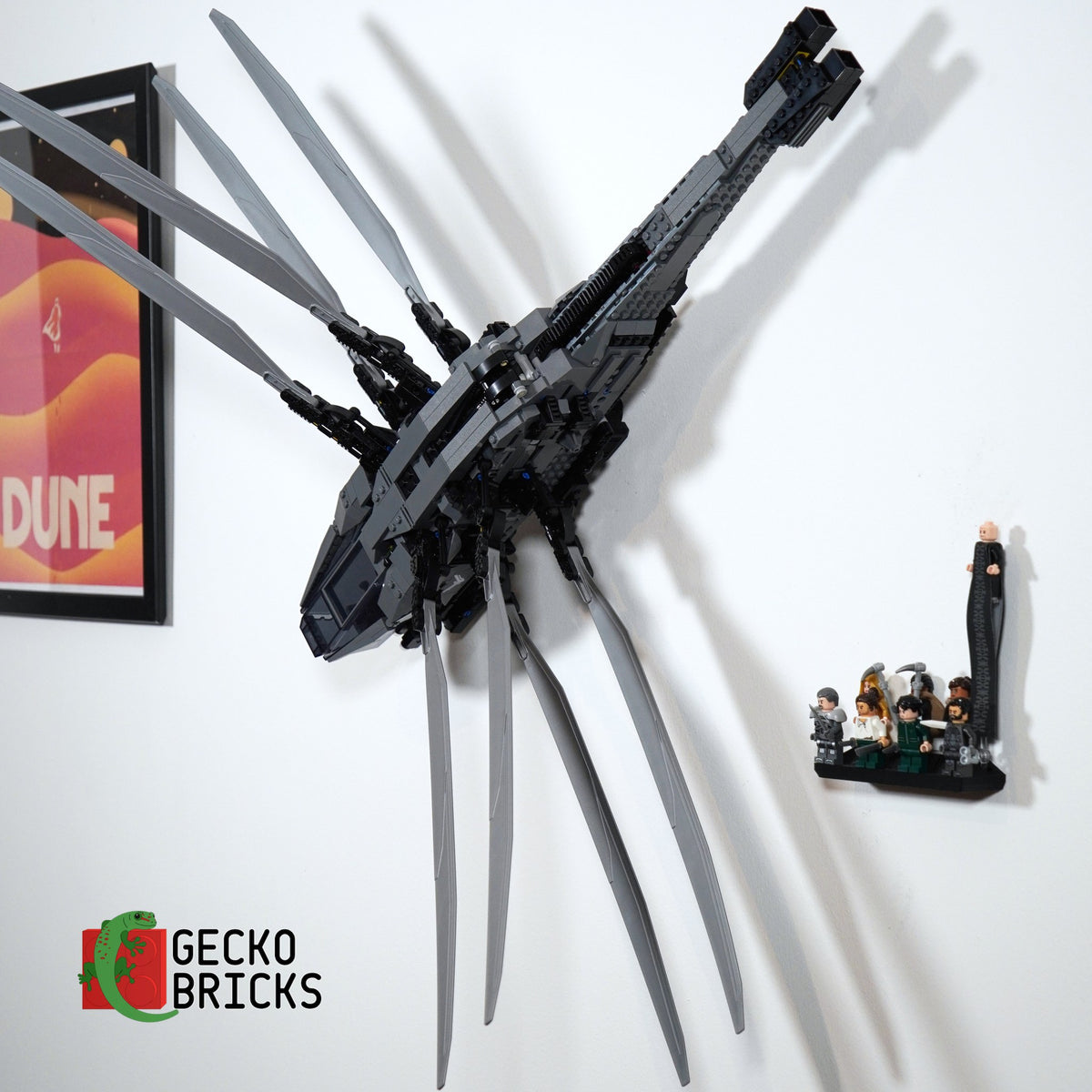 LEGO® Icons Dune Atreides Royal Ornithopter 10327 zwevend aan de muur met premium wandbeugel - aanzicht 3
