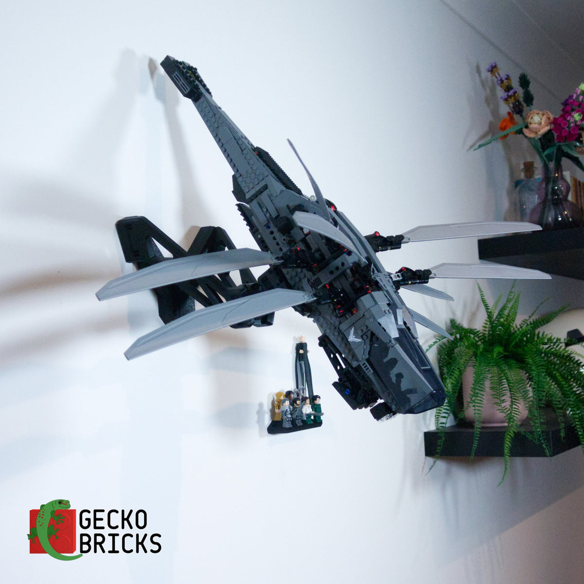 LEGO® Icons Dune Atreides Royal Ornithopter 10327 zwevend aan de muur met premium wandbeugel - aanzicht 4