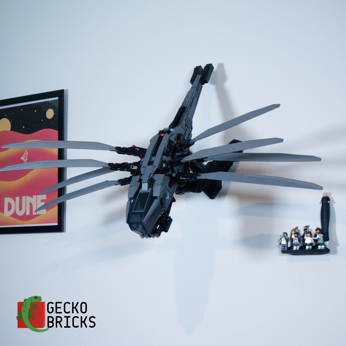 LEGO® Icons Dune Atreides Royal Ornithopter 10327 zwevend aan de muur met premium wandbeugel - aanzicht 5