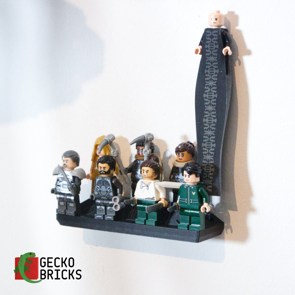 LEGO® Icons Dune Atreides Royal Ornithopter 10327 zwevend aan de muur met premium wandbeugel - aanzicht 8