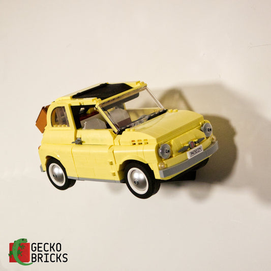 LEGO® Icons Fiat 500 77942 / 10271 aan de muur met premium wandbeugel - vooraanzicht