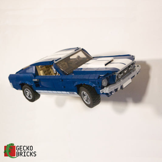LEGO® Icons Ford Mustang 10265 aan de muur met premium wandbeugel - vooraanzicht