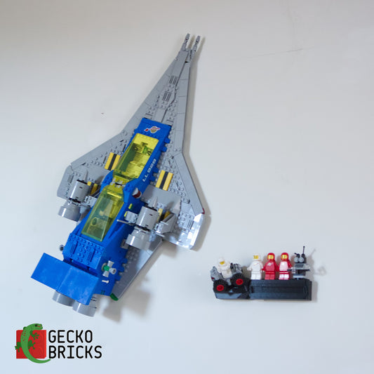 LEGO® Icons Galaxy Explorer 10497 aan de muur met premium wandbeugel - vooraanzicht