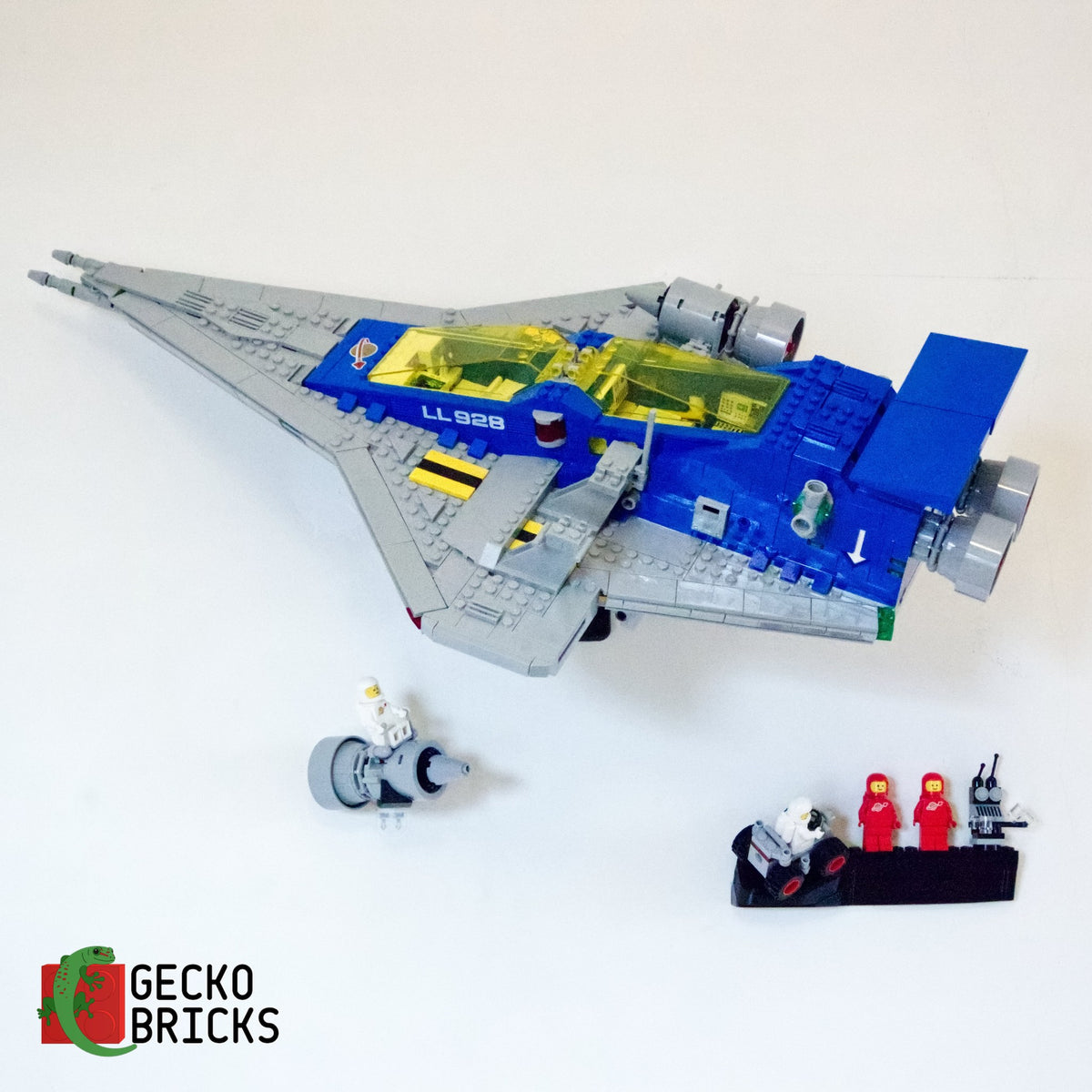 LEGO® Icons Galaxy Explorer 10497 zwevend aan de muur met premium wandbeugel - aanzicht 2