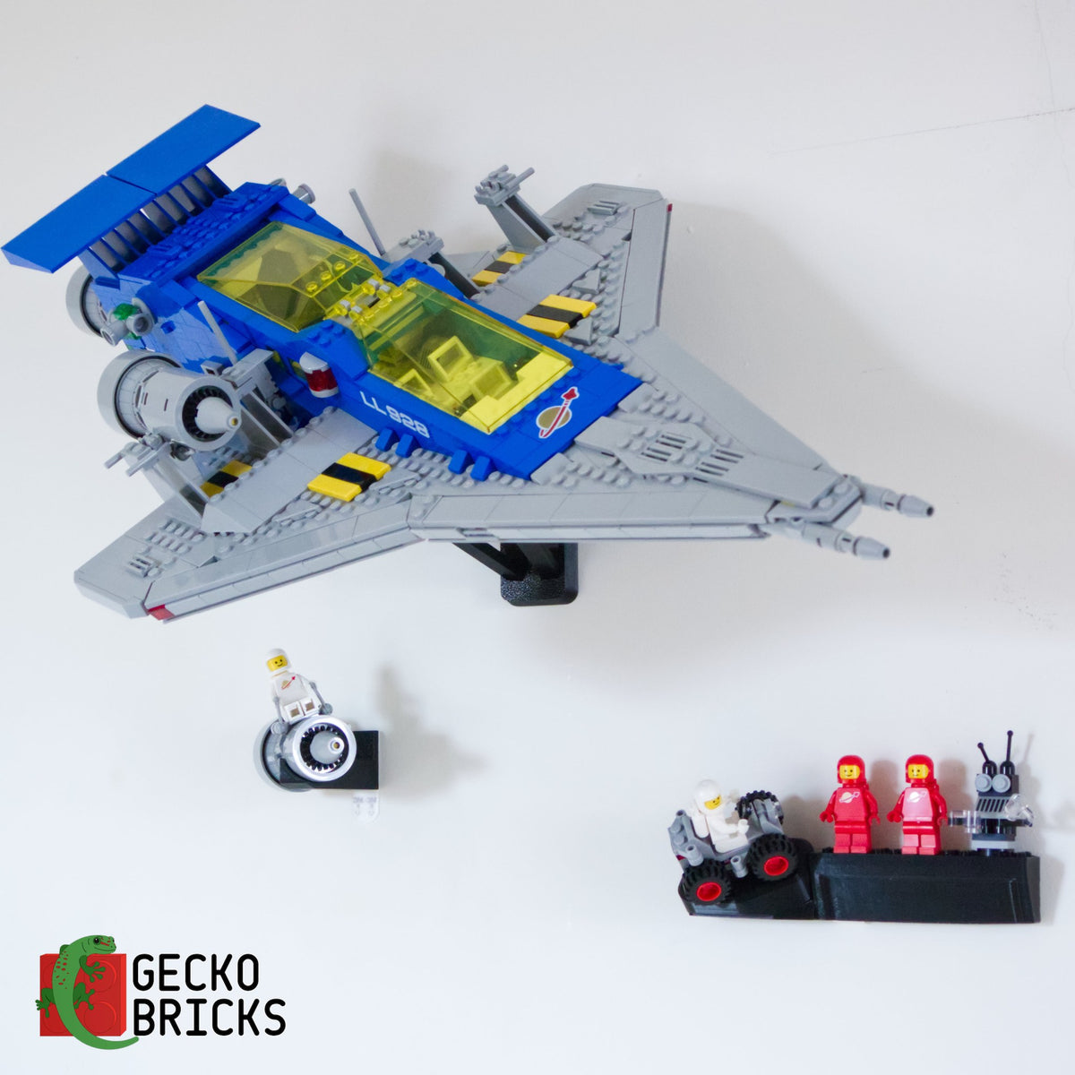 LEGO® Icons Galaxy Explorer 10497 zwevend aan de muur met premium wandbeugel - aanzicht 3