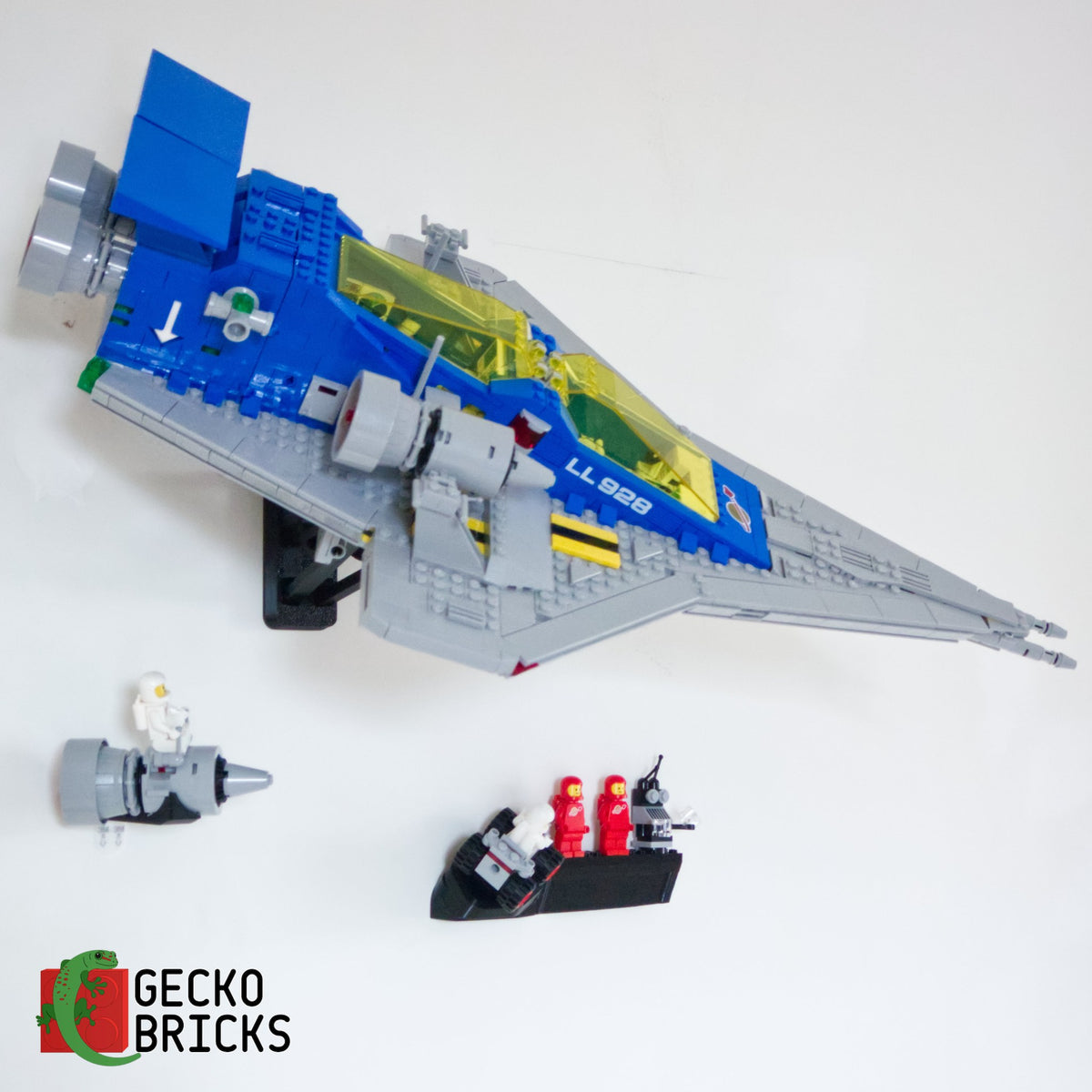 LEGO® Icons Galaxy Explorer 10497 zwevend aan de muur met premium wandbeugel - aanzicht 4