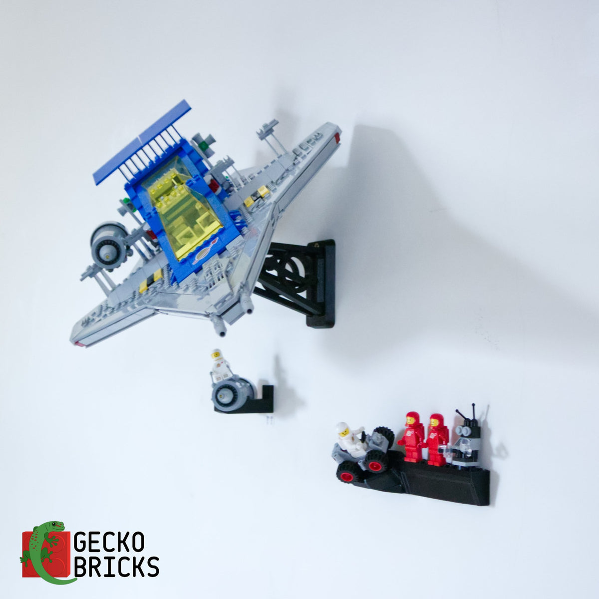 LEGO® Icons Galaxy Explorer 10497 zwevend aan de muur met premium wandbeugel - aanzicht 5