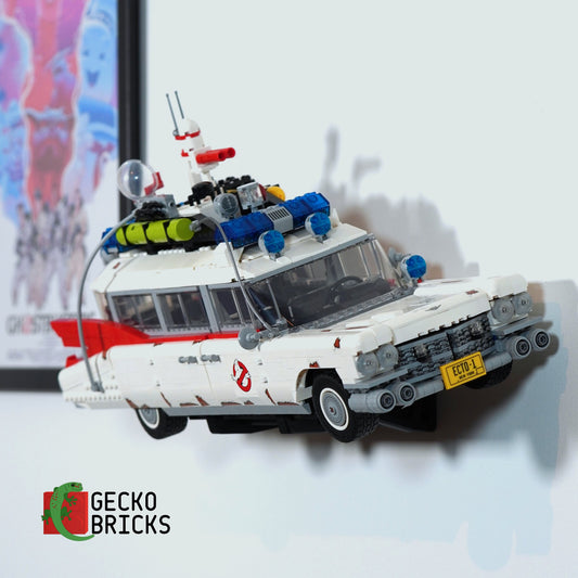 LEGO® Icons Ghostbusters ECTO-1 10274 aan de muur met premium wandbeugel - vooraanzicht