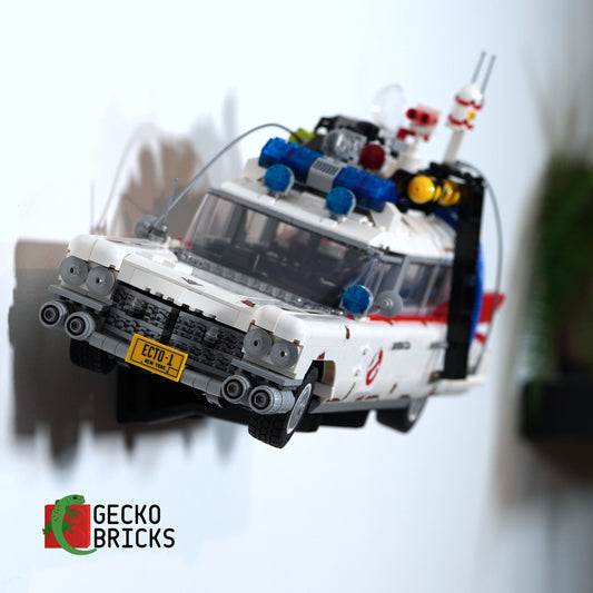 LEGO® Icons Ghostbusters ECTO-1 10274 zwevend aan de muur met premium wandbeugel - aanzicht 2