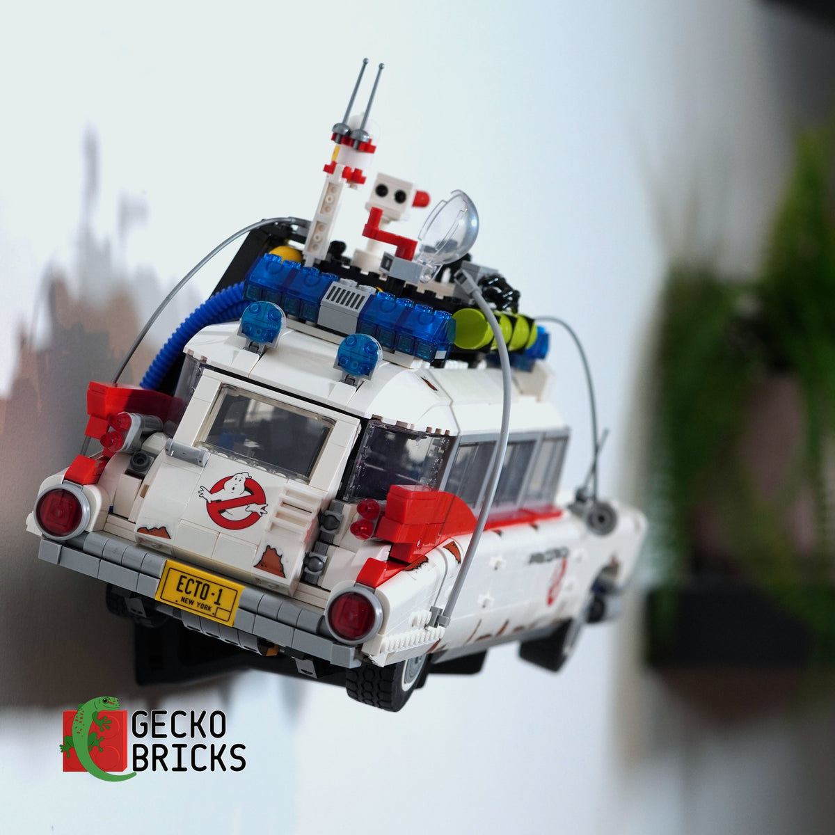 LEGO® Icons Ghostbusters ECTO-1 10274 zwevend aan de muur met premium wandbeugel - aanzicht 3
